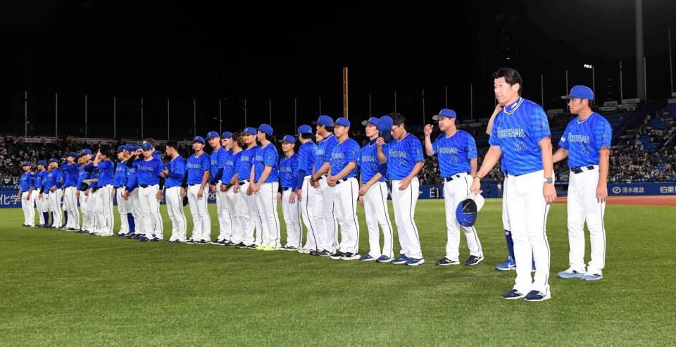 　レフトスタンドのファンにあいさつする三浦監督（右）と選手たち（撮影・佐藤厚）