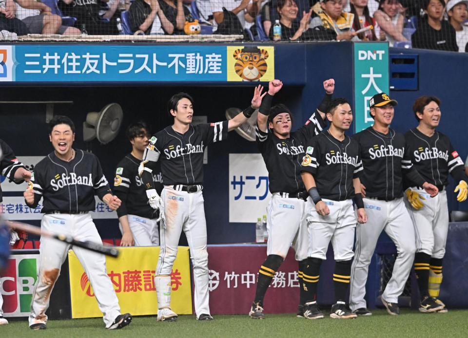 　９回、マチャドのけん制悪送球で勝ち越し、喜ぶソフトバンクナイン（撮影・西田忠信）