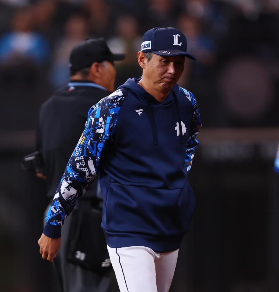 　８回、選手交代を告げる西口監督（撮影・中島達哉）