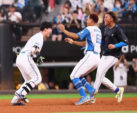 　サヨナラ打を放ち、雄たけびを上げる清宮幸（左）＝撮影・中島達哉