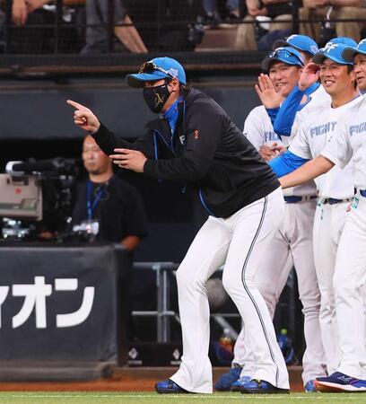 　サヨナラ打を放った清宮幸を迎える新庄監督（撮影・中島達哉）