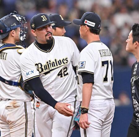 　９回に勝ち越しを許し、岸田監督（右）から交代を告げられたマチャド（撮影・西田忠信）