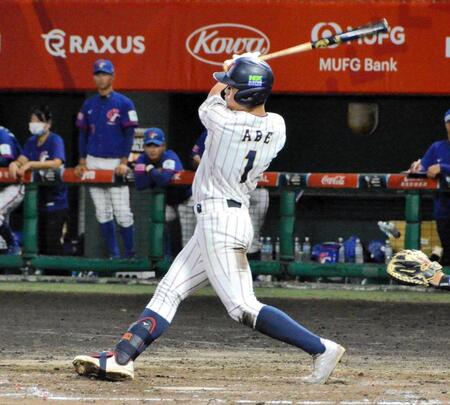 　２回、右前打を放つ阿部