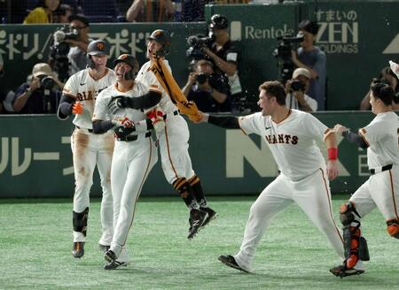 　９回に逆転２点サヨナラ打を放ち祝福される巨人・坂本勇人（１３日）