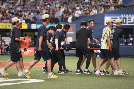 　２回、折れたバットが直撃し担架で運ばれる曽谷（撮影・西田忠信）