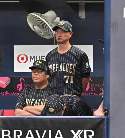 　２回、ベンチから試合を見つめる岸田監督（撮影・西田忠信）