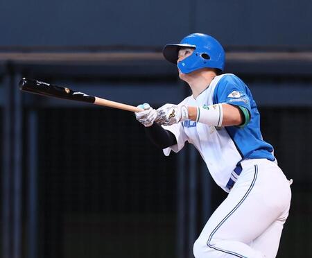 　１回、先制となる中犠飛を放つ郡司（撮影・中島達哉）