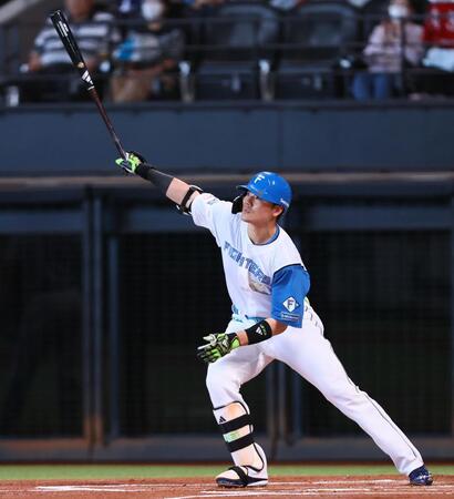 　１回、中犠飛を放つ清宮幸（撮影・中島達哉）