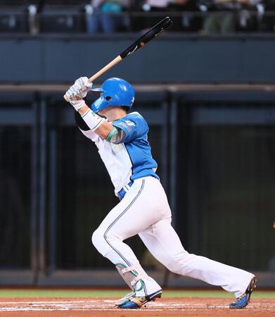 　６回、右越えにソロを放つ郡司（撮影・中島達哉）