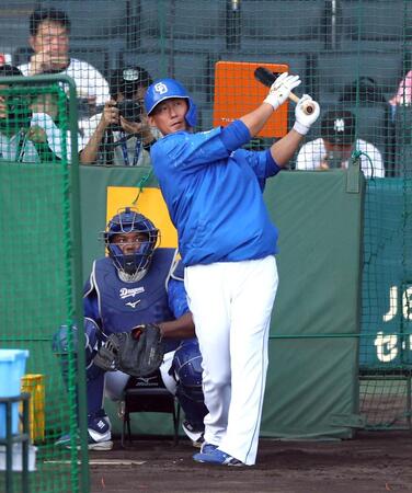 　打撃練習する中田（撮影・山口登）