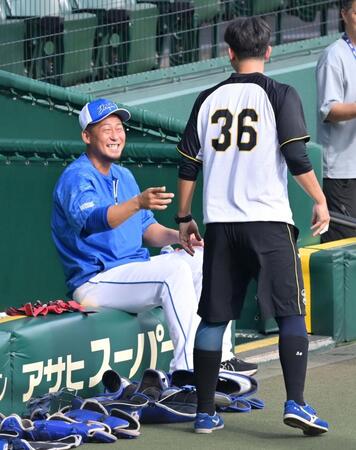 　畠（右）と談笑する中田（撮影・立川洋一郎）