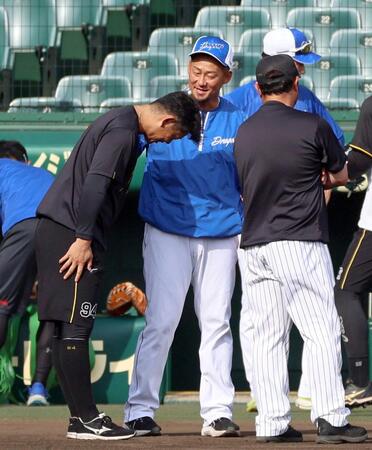 　原口（左）にあいさつされ笑顔を見せる中田（撮影・立川洋一郎）