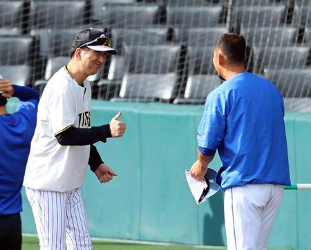 　藤川監督（左）は中田と言葉を交わし、笑顔でサムアップ（撮影・山口登）