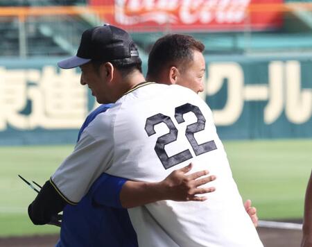 　中田と抱き合い、労う藤川監督（撮影・田中太一）