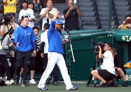 　レフトスタンドのファンに手を振る中田（撮影・山口登）