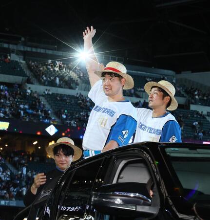 　スタンドのファンの歓声に応える（左から）郡司、斎藤、石井（撮影・中島達哉）