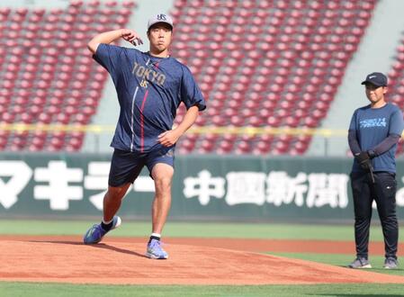 　マツダスタジアムのマウンドの感触を確認する青柳（撮影・市尻達拡）