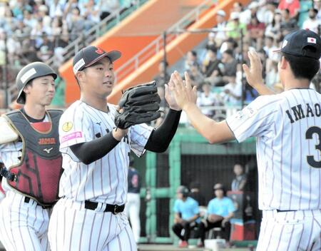 　１回を無失点で終えハイタッチする末吉