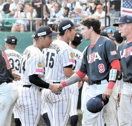　試合後、米国の選手と握手する末吉（左）