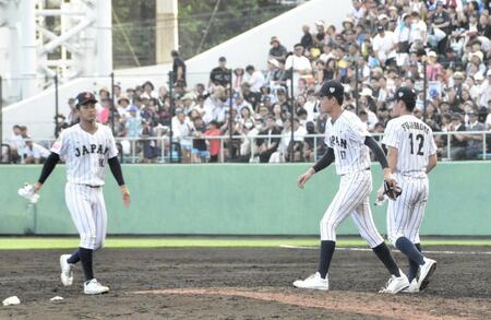 　試合後にペットボトルや道具を拾う日本ナイン