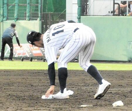 　試合後にペットボトルを拾う中野