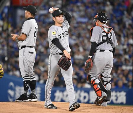 　４回裏途中、降板する石川（中央）