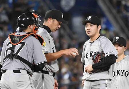 　４回、石川（右）を降板させる阿部監督（中央左）＝撮影・佐藤厚