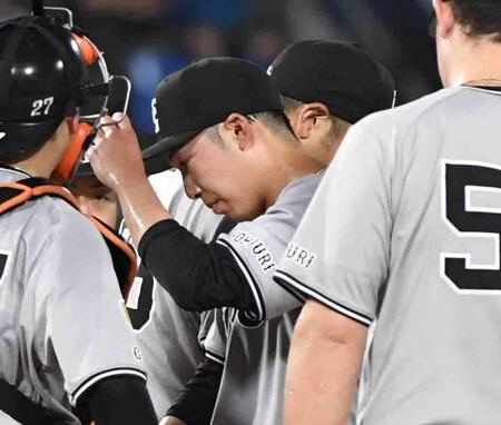 　１回、１死も奪えず降板する赤星（中央）＝撮影・佐藤厚