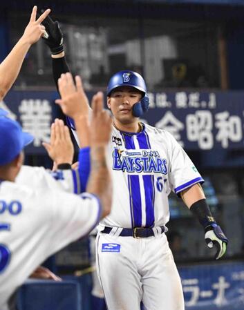 　６回、蝦名は右中間に６号ソロを放ち、ナインに迎えられる（撮影・佐藤厚）