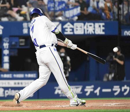 　４回、佐野は左前適時打を放つ（撮影・佐藤厚）