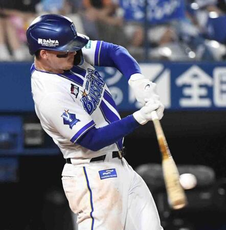 　４回、オースティンは左越え二塁打を放つ（撮影・佐藤厚）