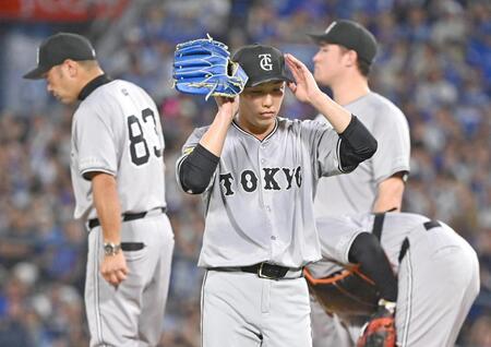 　１回裏途中、降板する赤星（中央）。左端は阿部監督