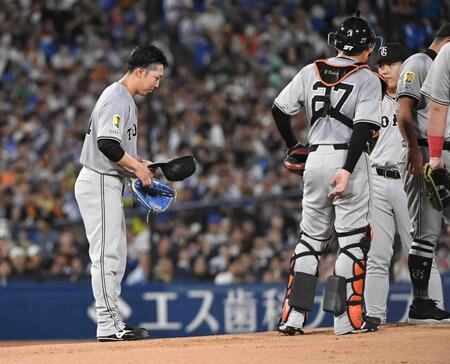 　１回、蝦名に二塁打、桑原に死球、筒香に四球。１死も取れず降板する赤星（左）＝撮影・佐藤厚