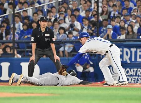 　９回、打者岸田のとき、投手からのけん制で、代走の一走増田大がタッチアウト。一塁手オースティン