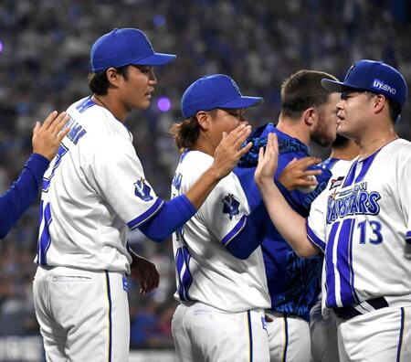 　最後を締めた伊勢（右）を出迎える藤浪（左）＝撮影・佐藤厚