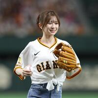 　始球式を務めた桜田ひより（１３日）