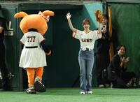 　ファーストピッチセレモニーを務め手を振る桜田ひより（撮影・金田祐二）