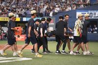 　２回、折れたバットが直撃し担架で運ばれる曽谷（撮影・西田忠信）