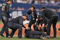 　２回、海野の折れたバットが直撃した曽谷（中央下）の元に集まるナイン（撮影・西田忠信）