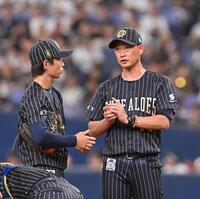 　６回途中、山岡（左）に交代を告げる岸田監督（撮影・西田忠信）