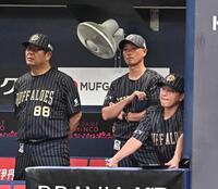 　６回、ベンチで厳しい表情の岸田監督（中央）＝撮影・西田忠信