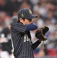 　６回、代打の笹川に同点打を許した山岡（撮影・西田忠信）