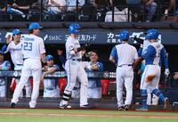 　１回、中犠飛を放ち、生還した今川（右）らナインに迎えられる清宮幸（中央）＝撮影・中島達哉