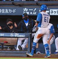 　１回、清宮幸の中犠飛で生還した今川（６１）を迎える新庄監督（中央）＝撮影・中島達哉