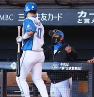 　６回、ソロを放った郡司（左）を迎える新庄監督（撮影・中島達哉）