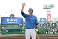 　慣れ親しんだ甲子園で最後の練習を終え、手を振る中田（撮影・田中太一）