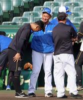 　原口（左）にあいさつされ笑顔を見せる中田（撮影・立川洋一郎）