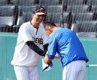 　藤川監督（左）は中田と握手をかわす（撮影・山口登）