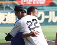 　中田と抱き合い、労う藤川監督（撮影・田中太一）
