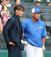 　試合前、糸井ＳＡ（左）と談笑する中田（撮影・北村雅宏）